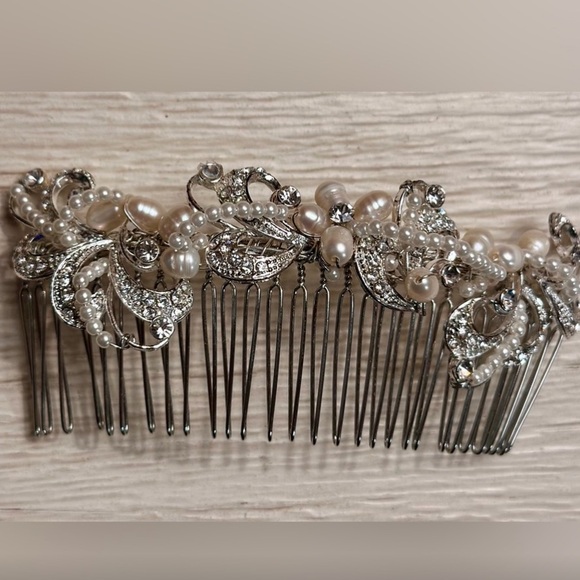 Accessories - Elegant Silver and Pearl Hair Comb